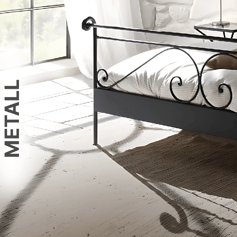 Metallbett mit Fokus auf den Metallfuß